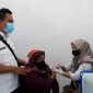 MEMANTAU.Lurah Kota Wetan, Galih Mawariz SE S,IP M.Si, memantau pelaksanaan Vaksinasi di aula Kelurahan Kota Wetan, Rabu (8/12/2021)