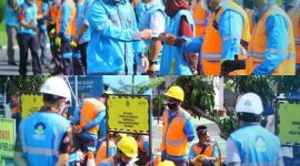 Manager PLN UP3 Garut Nurhidayanto Nugroho mengecek kesiap Siagaa personil untuk pengamanan listrik selama Nataru,Jumat (17/12/2021).