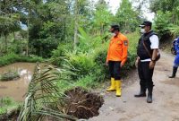 Wakil Bupati Garut, dr. Helmi Budiman, meninjau langsung kondisi bencana longsor yang terjadi di Kecamatan Talegong, Kabupaten Garut, Rabu (29/12/2021). (Foto : Yogi Budiman/Diskominfo Garut).