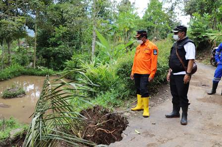 Wakil Bupati Garut, dr. Helmi Budiman, meninjau langsung kondisi bencana longsor yang terjadi di Kecamatan Talegong, Kabupaten Garut, Rabu (29/12/2021). (Foto : Yogi Budiman/Diskominfo Garut).