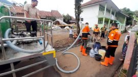 Baznas Kabupaten Garut menyalurkan air bersih untuk penyintas banjir Sukawening-Karang Tengah