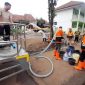 Baznas Kabupaten Garut menyalurkan air bersih untuk penyintas banjir Sukawening-Karang Tengah
