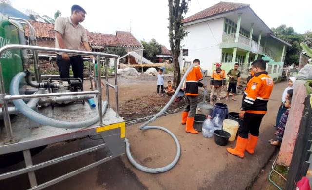 Baznas Kabupaten Garut menyalurkan air bersih untuk penyintas banjir Sukawening-Karang Tengah