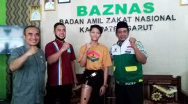 SALURKAN. Wakil Ketua II Bidang Pendistribusian  Pendayagunaan Rd H Hendi Muhyidin SPdI, didampingi Wakil Ketua I Bidang Pengumpulan Cecep Rukma, Ssos. MSi., 
saat menyalurkan bantuan alat bantu kaki palsu kepada penerima manfaat, di Kantor Baznas Garut, Rabu, (15/12/2021)
