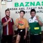SALURKAN. Wakil Ketua II Bidang Pendistribusian  Pendayagunaan Rd H Hendi Muhyidin SPdI, didampingi Wakil Ketua I Bidang Pengumpulan Cecep Rukma, Ssos. MSi., 
saat menyalurkan bantuan alat bantu kaki palsu kepada penerima manfaat, di Kantor Baznas Garut, Rabu, (15/12/2021)