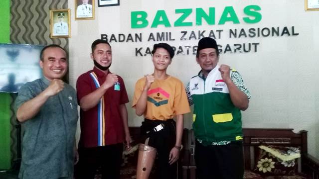 SALURKAN. Wakil Ketua II Bidang Pendistribusian  Pendayagunaan Rd H Hendi Muhyidin SPdI, didampingi Wakil Ketua I Bidang Pengumpulan Cecep Rukma, Ssos. MSi., 
saat menyalurkan bantuan alat bantu kaki palsu kepada penerima manfaat, di Kantor Baznas Garut, Rabu, (15/12/2021)
