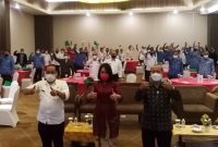 Kepala BPJS Ketenagakerjaan Cabang Garut, Widya Satriyanto poto bersama dengan narasumber dan peserta sosialisasi manfaat Program kepesertaan BPJS Ketenagakerjaan,di Ballroom Fave Hotel, Jalan Cimanuk Nomor Desa Sukagalih, Kecamatan Tarogong Kidul Garut, Rabu (22/12/2021).