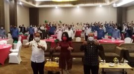 Kepala BPJS Ketenagakerjaan Cabang Garut, Widya Satriyanto poto bersama dengan narasumber dan peserta sosialisasi manfaat Program kepesertaan BPJS Ketenagakerjaan,di Ballroom Fave Hotel, Jalan Cimanuk Nomor Desa Sukagalih, Kecamatan Tarogong Kidul Garut, Rabu (22/12/2021).