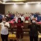 Kepala BPJS Ketenagakerjaan Cabang Garut, Widya Satriyanto poto bersama dengan narasumber dan peserta sosialisasi manfaat Program kepesertaan BPJS Ketenagakerjaan,di Ballroom Fave Hotel, Jalan Cimanuk Nomor Desa Sukagalih, Kecamatan Tarogong Kidul Garut, Rabu (22/12/2021).