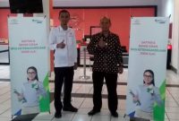 POTO BERSAMA. Kepala BPJS Ketenagakerjaan Cabang Garut, Widya Satrianto bersama Kepala Kantor POS Indonesia Cabang garut, dalam jalinan kerjsama untuk Pendaftaran dan pembayaran Iuran BPJS Ketenagakerjaan melalui Layanan Pospay