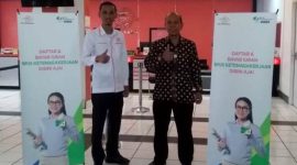 POTO BERSAMA. Kepala BPJS Ketenagakerjaan Cabang Garut, Widya Satrianto bersama Kepala Kantor POS Indonesia Cabang garut, dalam jalinan kerjsama untuk Pendaftaran dan pembayaran Iuran BPJS Ketenagakerjaan melalui Layanan Pospay