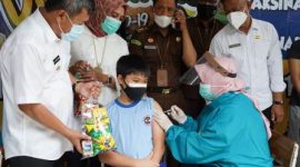 Bupati Garut, Rudy Gunawan, bersama Forkopimda meninjau Pelaksanaan Kick Off Vaksinasi Anak Usia 6-11 Tahun yang dilaksanakan di SD Yos Sudarso, Jalan Ahmad Yani, Kecamatan Garut Kota, Kabupaten Garut, Rabu (29/12/2021). (Foto : Diskominfo Garut).