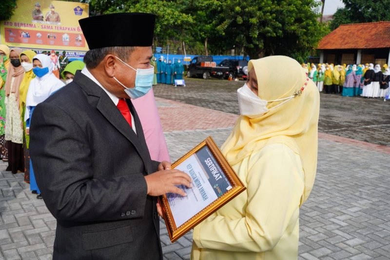 Bupati Garut, Rudy Gunawan memimpin Upacara Peringatan Hari Ibu ke-93, di Lapang Setda, Jalan Pembangunan, Kecamatan Tarogong Kidul, Kabupaten Garut, Rabu (22/12/2021).
(Foto:  Diskominfo Garut)