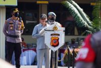 Bupati Garut, Rudy Gunawan memimpin Apel Gelar Pasukan Operasi Lilin Lodaya 2021 tingkat Polres Garut yang diselenggarakan di Lapangan Polres Garut, Kecamatan Karangpawitan, Kabupaten Garut, Kamis (23/12/2021).
(Foto: Deni Septyan/ Diskominfo Garut)