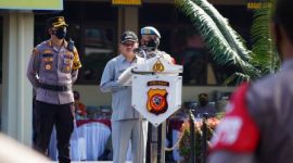 Bupati Garut, Rudy Gunawan memimpin Apel Gelar Pasukan Operasi Lilin Lodaya 2021 tingkat Polres Garut yang diselenggarakan di Lapangan Polres Garut, Kecamatan Karangpawitan, Kabupaten Garut, Kamis (23/12/2021).
(Foto: Deni Septyan/ Diskominfo Garut)