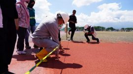 Bupati Garut, Rudy Gunawan, mengecek langsung lintasan atletik di kawasan Stadion Dalem Adiwijaya, Jalan Proklamasi, Kecamatan Tarogong Kidul, Kabupaten Garut, Kamis  (23/12/2021). (Foto : Deni Septyan/Diskominfo Garut)