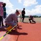 Bupati Garut, Rudy Gunawan, mengecek langsung lintasan atletik di kawasan Stadion Dalem Adiwijaya, Jalan Proklamasi, Kecamatan Tarogong Kidul, Kabupaten Garut, Kamis  (23/12/2021). (Foto : Deni Septyan/Diskominfo Garut)