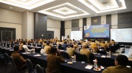 Bupati Garut, Rudy Gunawan membuka resmi Sosialisasi Peraturan Bupati Garut No. 136 Tahun 2021 Tentang Sistem dan Prosedur Pengelola Keuangan, di Ballroom Hotel Harmoni, Jalan Cipanas Baru, Kecamatan Tarogong Kaler, Kabupaten Garut, Senin (6/12/2021).
(Foto: Diskominfo Garut)