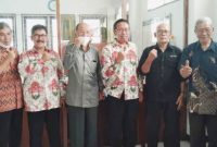 POTO BERASAMA. Ketua DEKOPINDA Kabupaten Garut Dr. Ir. H. Tendy Kusmayadi, MP dan Ketua PKPRI Kabupaten Garut, Drs H Nandang Anwar, Msi beserta jajaran, poto bersama usai Kunjungan Kerja Dekopinda Garut, Kamis (9/12/2021)