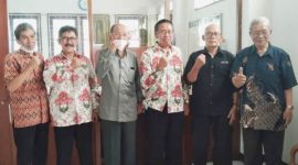 POTO BERASAMA. Ketua DEKOPINDA Kabupaten Garut Dr. Ir. H. Tendy Kusmayadi, MP dan Ketua PKPRI Kabupaten Garut, Drs H Nandang Anwar, Msi beserta jajaran, poto bersama usai Kunjungan Kerja Dekopinda Garut, Kamis (9/12/2021)