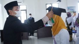 Prosesi Wisuda Program Sekoper Cinta Kabupaten Garut Lulusan Angkatan Ketiga Tahun 2021 yang dilaksanakan di Aula DPPKBPPPA Garut, Jalan Terusan Pahlawan, Kecamatan Tarogong Kidul, Kabupaten Garut, Rabu (22/12/2021). (Foto : Diskominfo Garut).