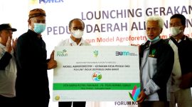 SIMBOLIS. Manajer Komunikasi PLN UID (Unit Induk Distribusi) Jawa Barat, Iwan Ridwan menyerahkan secara simbolis Bantuan Penanaman Pohon kepda Sekda Garut Nurdin Yana, pada Launching Program Gerakan Desa Peduli Daerah Aliran Sungai (GD-PDAS), Kamis (2/12/2021).