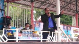 PEMBUKAAN. Ketua Panitia sekaligus ketua  Harian Pengprov PRUI Jawa Barat, H Aceng Roni Syahbana, SPd,MSi, AIFO saat memberikan sambutan pada pembukaan Babak Kualifikasi (BK) Pra Porprov atau Kejuaraan Daerah (Kejurda) Rugby Jawa Barat 2021,di Lapangan Sarana Olahraga (SOR) Merdeka Kerkof, Jalan Guntur Melati Nomor 11, Kelurahan Haurpanggung, Kecamatan Tarogong Kidul, Kabupaten Garut. Senin (20/12/2021)