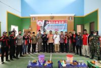 Wakil Bupati Garut, dr. Helmi Budiman, hadir dalam acara Pelantikan dan Sertijab Persaudaraan Pangkas Rambut Garut (PPRG) yang dilaksanakan di Aula Desa Bagendit, Kecamatan Banyuresmi, Kabupaten Garut, Sabtu (31/12/2021). (Foto : Yogi Budiman/Diskominfo Garut).