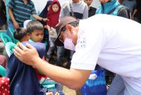 Wakil Bupati Garut, dr. Helmi Budiman berbagi dengan puluhan anak yatim di Kelurahan Kota Wetan, Kecamatan Garut Kota, Kabupaten Garut, Sabtu (1/1/2022).
(Foto: Yogi Budiman/ Diskominfo Garut)