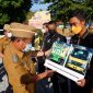 Bupati Garut, Rudy Gunawan memberikan penghargaan kepada para Aparatur Sipil Negara (ASN), SKPD dan tokoh-tokoh di Kabupaten Garut yang berprestasi bersamaan dengan apel gabungan terbatas di Lapangan Sekretariat Daerah (Setda), Jalan Pembangunan, Kecamatan Tarogong Kidul, Kabupaten Garut, Senin (3/1/2022).
(Foto: Deni Septyan/ Diskominfo Garut)
