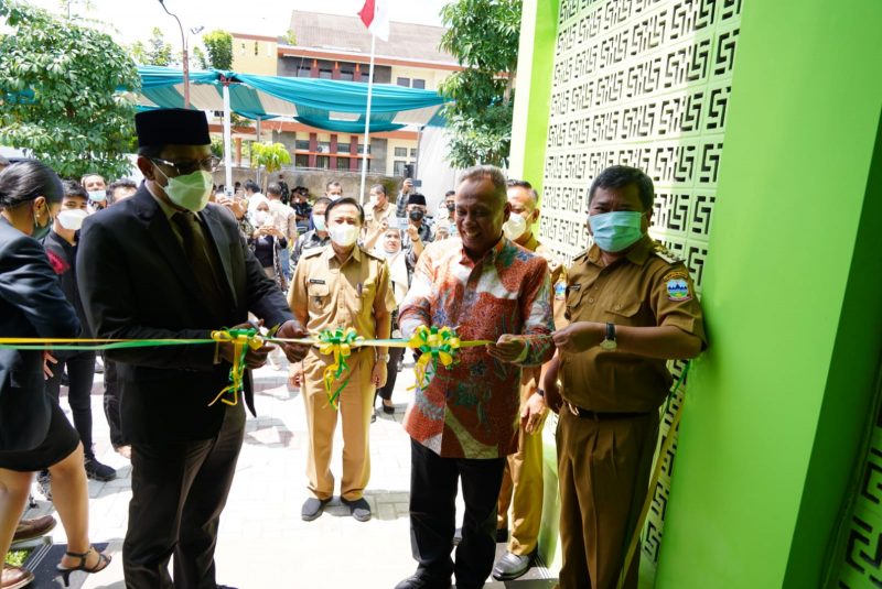 Uu Saepudin, didampingi  Bupati Garut, Rudy Gunawan, dan Wakil Bupati Garut, dr. Helmi Budiman, meresmikan Masjid Al-Fathiyah, yang berlokasi Dinas Lingkungan Hidup (DLH) Garut, Jalan Terusan Pahlawan, Kecamatan Tarogong Kidul, Kabupaten Garut, Senin (3/1/2022). (Foto : Deni Seftyan/Diskominfo Garut).