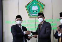 Wakil Bupati Garut, dr. Helmi Budiman, memberikan sambutan dalam acara Peringatan Hari Amal Bakti Kemenag RI yang dilaksanakan di Lapangan Kantor Kemenag Garut, Jalan Terusan Pahlawan, Kecamatan Tarogong Kidul, Kabupaten Garut, Senin (3/1/2022). (Foto : Yogi Budiman/Diskominfo Garut).