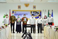 Bupati Garut, Rudy Gunawan, menghadiri penyerahan Laporan Hasil Pemeriksaan (LHP) BPK Semester II Tahun 2021 atas Pemeriksaan Kinerja dan Kepatuhan, yang dilaksanakan di Ruang Rapat Lantai 2 dan Ruang Kelas Lantai 4 Kantor Perwakilan Provinsi Jawa Barat, Jalan Moch. Toha No. 164, Bandung. (Foto : Dok. Humas BPK RI Perwakilan Jabar)