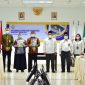 Bupati Garut, Rudy Gunawan, menghadiri penyerahan Laporan Hasil Pemeriksaan (LHP) BPK Semester II Tahun 2021 atas Pemeriksaan Kinerja dan Kepatuhan, yang dilaksanakan di Ruang Rapat Lantai 2 dan Ruang Kelas Lantai 4 Kantor Perwakilan Provinsi Jawa Barat, Jalan Moch. Toha No. 164, Bandung. (Foto : Dok. Humas BPK RI Perwakilan Jabar)