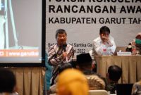 Bupati Garut, Rudy Gunawan membuka resmi Forum Konsultasi Publik Rancangan Awal Rencana Kerja Pemerintah Daerah (RKPD) Kabupaten Garut Tahun 2023 yang diselenggarakan di Ballroom Hotel Santika, Jalan Cipanas Baru, Kecamatan Tarogong Kidul, Kabupaten Garut, Kamis (6/1/2022).
(Foto: Tim Diskominfo Garut)