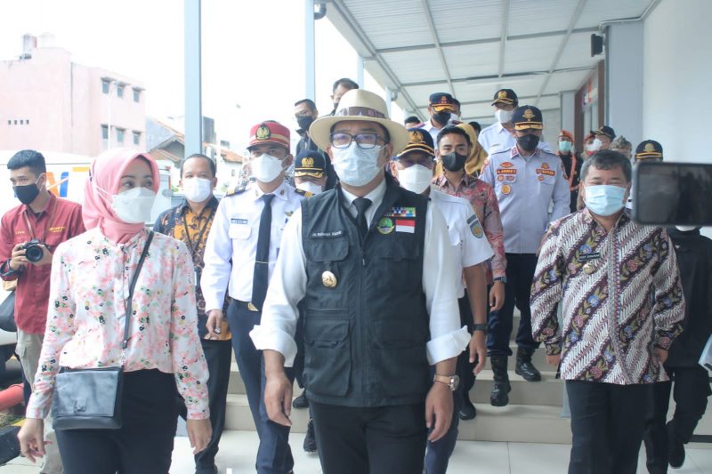 Bupati Garut, Rudy Gunawan mendampingi Gubernur Jawa Barat, Ridwan Kamil melakukan peninjauan Stasiun Garut yang berlokasi di Kecamatan Garut Kota, Kabupaten Garut, Kamis (6/1/2022).
(Foto: Tim Diskominfo Garut)