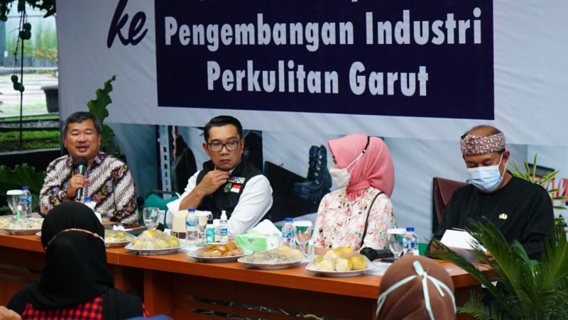 Bupati Garut, Rudy Gunawan, hadir mendampingi Gubernur Jabar Peninjauan Satuan Pelayanan Pengembangan Industri Perkulitan Garut UPTD IPOK Jawa Barat, di kawasan Sukaregang, Kecamatan Garut Kota, Kabupaten Garut, Kamis (6/1/2022). (Foto : Tim Diskominfo Garut).