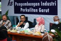 Bupati Garut, Rudy Gunawan, hadir mendampingi Gubernur Jabar Peninjauan Satuan Pelayanan Pengembangan Industri Perkulitan Garut UPTD IPOK Jawa Barat, di kawasan Sukaregang, Kecamatan Garut Kota, Kabupaten Garut, Kamis (6/1/2022). (Foto : Tim Diskominfo Garut).