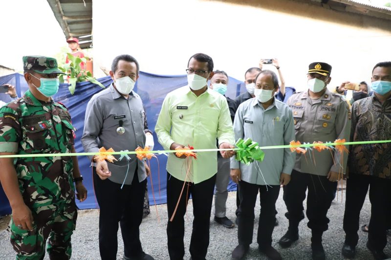 Wakil Bupati Garut, dr. Helmi Budiman meresmikan bangunan Polindes (Pos Pelayanan Kesehatan Desa) di Desa Dayeuhmanggung, Kecamatan Cilawu, Kabupaten Garut, Selasa (11/1/2022).
(Foto: Yogi Budiman/ Diskominfo Garut)