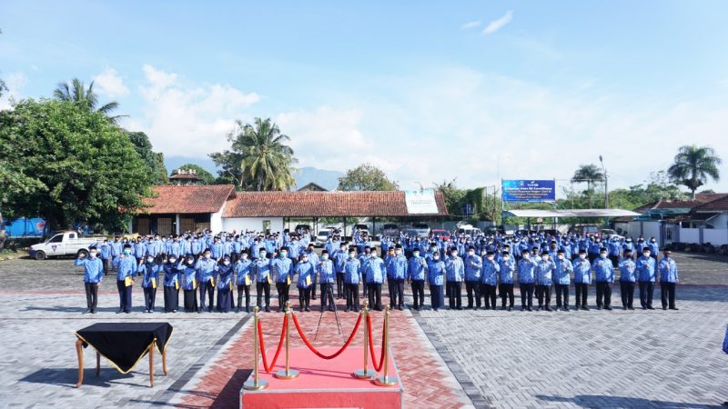 Pelaksanaan Penyerahan Petikan Keputusan Bupati Tentang Pengangkatan Pegawai Negeri Sipil (PNS) Formasi Tahun 2019, yang dilaksanakan di Lapangan Setda Kabupaten Garut, Jalan Pembangunan, Kecamatan Tarogong Kidul, Kabupaten Garut, Kamis (13/1/2022). (Foto : Tim Diskominfo Garut).