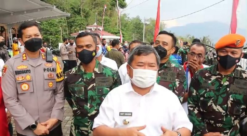 Bupati Garut, Rudy Gunawan, memberikan keterangan pers atas pelaksanaan Pekan Olahraga Kabupaten (Porkab) Garut Tahun 2021, di SMKN 4 Garut, Kecamatan Karangpawitan, Kabupaten Garut, Kamis (28/10/2021). (Foto: Dok. Diskominfo Garut)