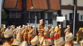 Bupati Garut, Rudy Gunawan secara simbolis menyerahkan bantuan 3.700 kloset jongkok  kepada 3 camat di Kabupaten Garut saat Festival Deklarasi Open Defecation Free (ODF) yang diselenggarakan di Lapangan Sekretariat Daerah (Setda), Jalan Pembangunan, Kecamatan Tarogong Kidul, Kabupaten Garut, Senin (31/1/2022).
(Foto: Deni Septyan/ Diskominfo Garut)