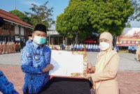 Bupati Garut, Rudy Gunawan mengukuhkan Pengurus Dharma Wanita Persatuan (DWP) Pergantian Antar Waktu Masa Bakti 2019-2021 bersamaan dengan pelaksanaan Upacara Pengibaran Bendera Buan Januari 2022, di Lapang Setda, Jalan Pembangunan, Kecamatan Tarogong Kidul, Kabupaten Garut, Senin (17/1/2022).
(Foto: Deni Septyan/ Diskominfo Garut)