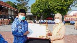 Bupati Garut, Rudy Gunawan mengukuhkan Pengurus Dharma Wanita Persatuan (DWP) Pergantian Antar Waktu Masa Bakti 2019-2021 bersamaan dengan pelaksanaan Upacara Pengibaran Bendera Buan Januari 2022, di Lapang Setda, Jalan Pembangunan, Kecamatan Tarogong Kidul, Kabupaten Garut, Senin (17/1/2022).
(Foto: Deni Septyan/ Diskominfo Garut)