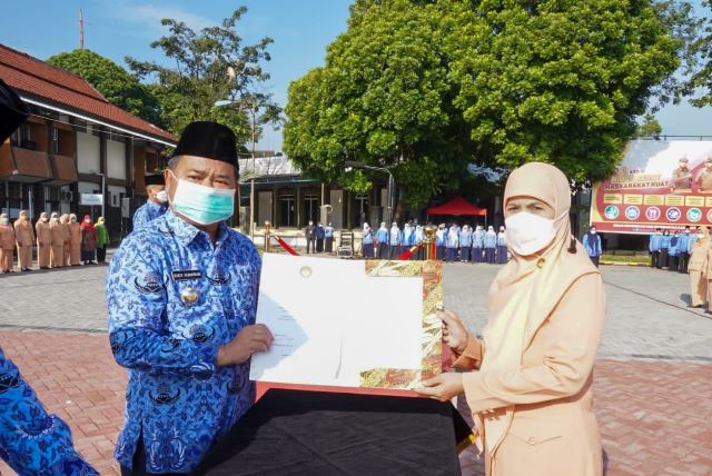 Bupati Garut, Rudy Gunawan mengukuhkan Pengurus Dharma Wanita Persatuan (DWP) Pergantian Antar Waktu Masa Bakti 2019-2021 bersamaan dengan pelaksanaan Upacara Pengibaran Bendera Buan Januari 2022, di Lapang Setda, Jalan Pembangunan, Kecamatan Tarogong Kidul, Kabupaten Garut, Senin (17/1/2022).
(Foto: Deni Septyan/ Diskominfo Garut)