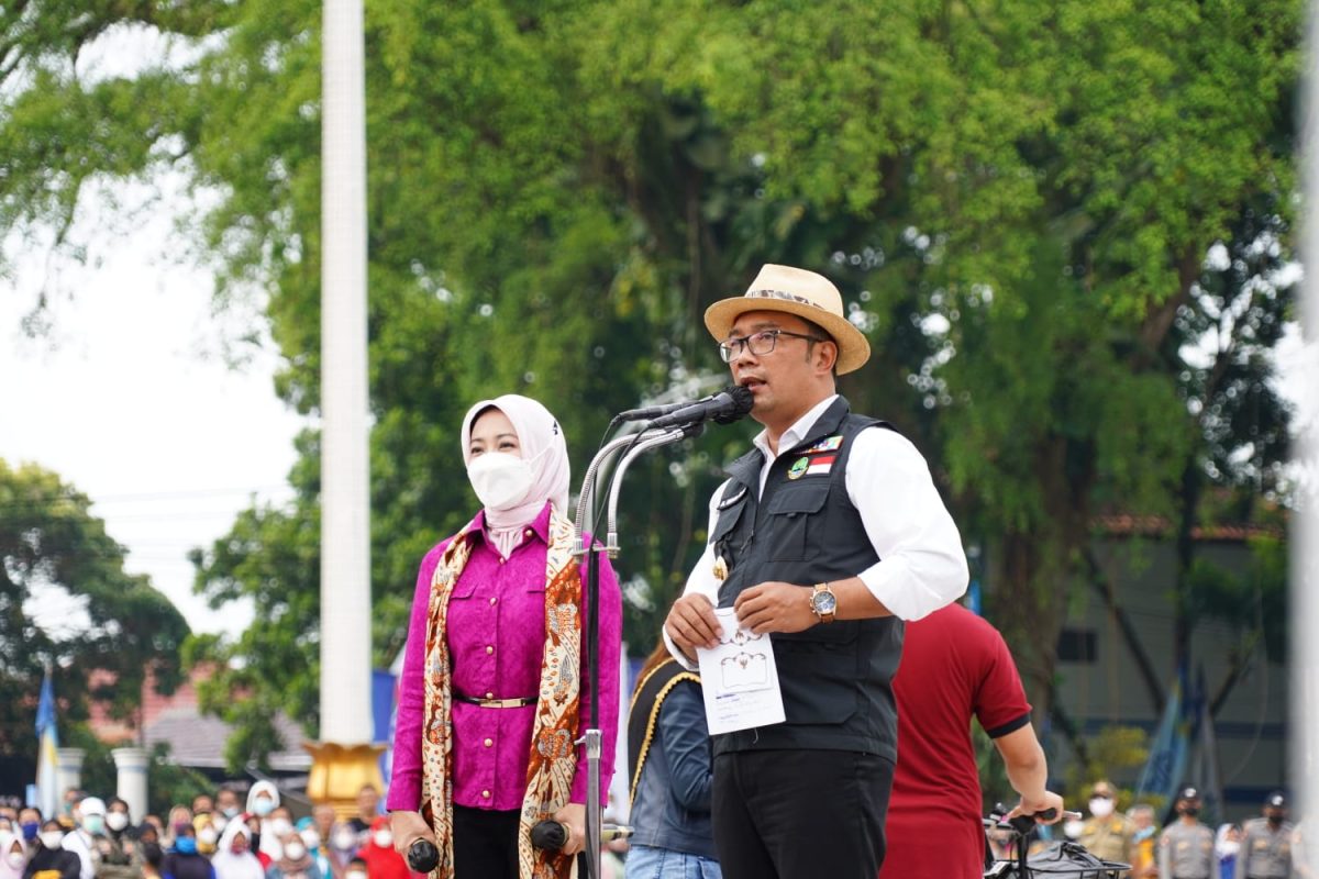 Gubernur Jawa Barat Ridwan Kamil saat meresmikan Alun - alun Garut, di Kabupaten Garut, Minggu (23/1/2022).