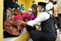 Gubernur Jawa Barat Ridwan Kamil saat memberikan bantuan rutilahu kepada warga di Desa Cibunar, Kecamatan Tarogong Kidul, Kabupaten Garut, Minggu (23/1/2022).