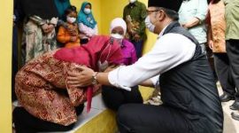 Gubernur Jawa Barat Ridwan Kamil saat memberikan bantuan rutilahu kepada warga di Desa Cibunar, Kecamatan Tarogong Kidul, Kabupaten Garut, Minggu (23/1/2022).