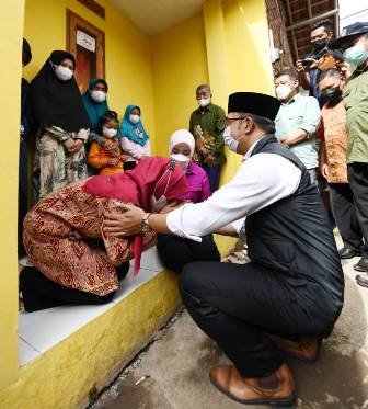 Gubernur Jawa Barat Ridwan Kamil saat memberikan bantuan rutilahu kepada warga di Desa Cibunar, Kecamatan Tarogong Kidul, Kabupaten Garut, Minggu (23/1/2022).