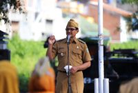 Wabup Garut, dr. Helmi Budiman, memberikan sambutan dalam acara Apel Pagi di Alun-Alun Tarogong, KecamatanTarogong Kaler, Kabupaten Garut, Senin (24/01/2022). (Foto : Yogi Budiman/Diskominfo Garut).